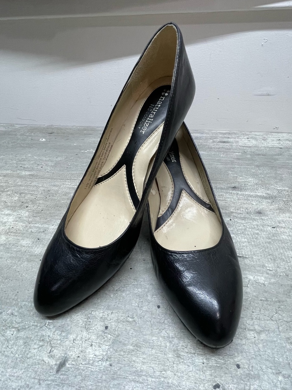 Naturalizer Black Leather Pointed-Toe Pumps with Cushioned Insole